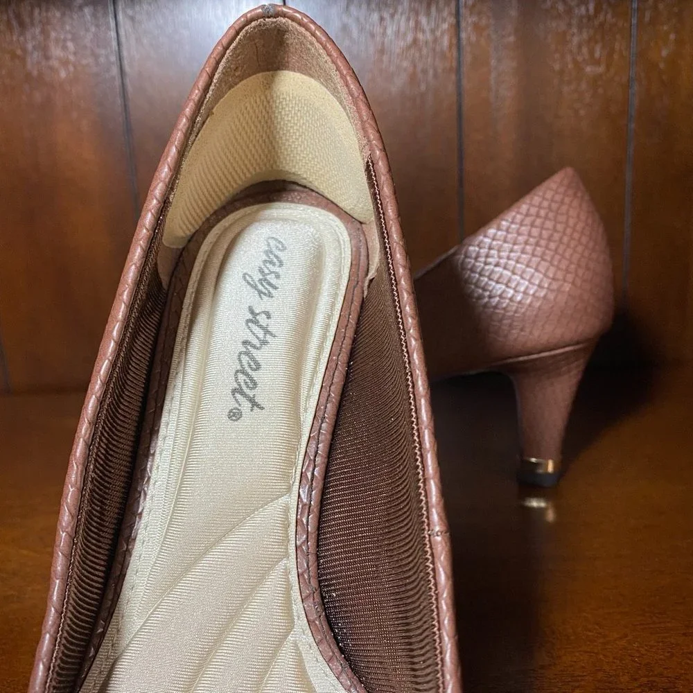 NWOT Easy Street Pump Shoes with Heel Gold Trim Size 7.5 (9.5”) Brown - Picture 9 of 10